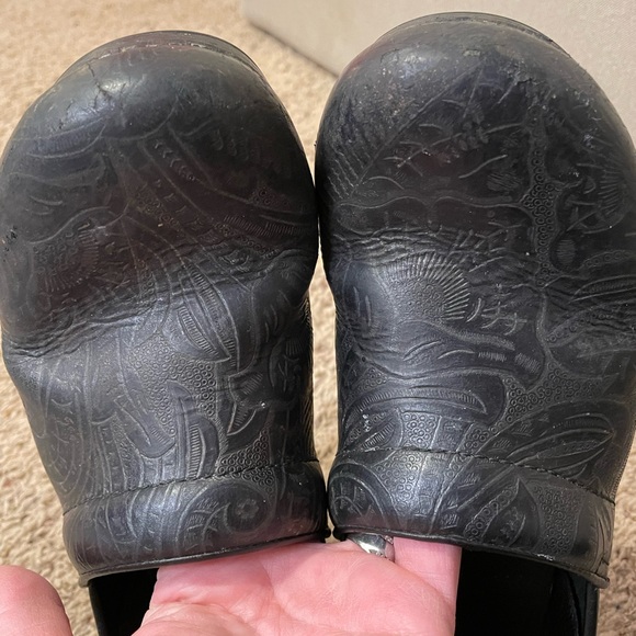 Size 40 Dansko hand tooled clogs. Black - Picture 4 of 5